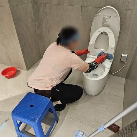 변기 외부와 시트 주변을 닦는 작업 모습