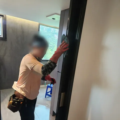 문과 문틀 측면을 닦는 작업 모습